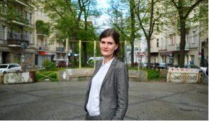 Lea Fink auf einem Platz in Berlin. Fotografie von Susanne Fischer